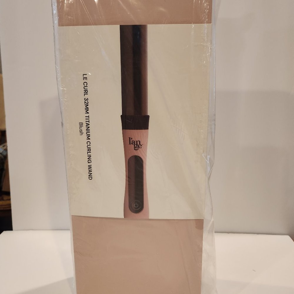 Lange 32mm titanium curling wand in blush